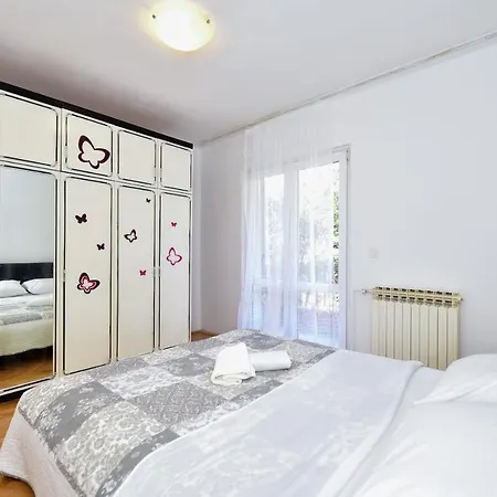 Apartment L&l